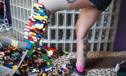 lego-brick-prosthetic-leg-designboom01.jpg