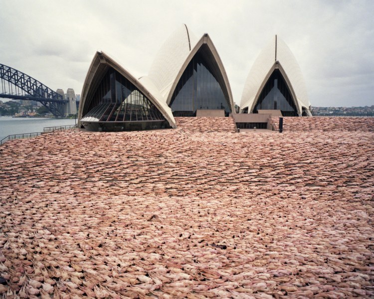 http://www.houyhnhnm.jp/blog/hynm_editor/images/Press-Image-Spencer-Tunick_800x600_zpse0df622a.jpg