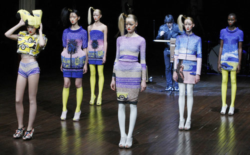 http://www.houyhnhnm.jp/blog/inn/images/manish-arora-spring-rtw11.jpg