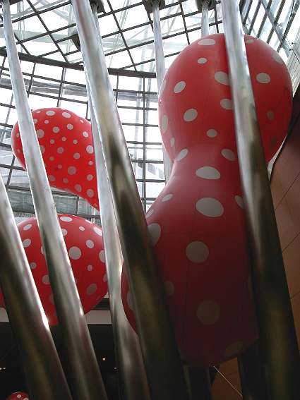 http://www.houyhnhnm.jp/blog/ishimitsu/images/kusama9.jpg