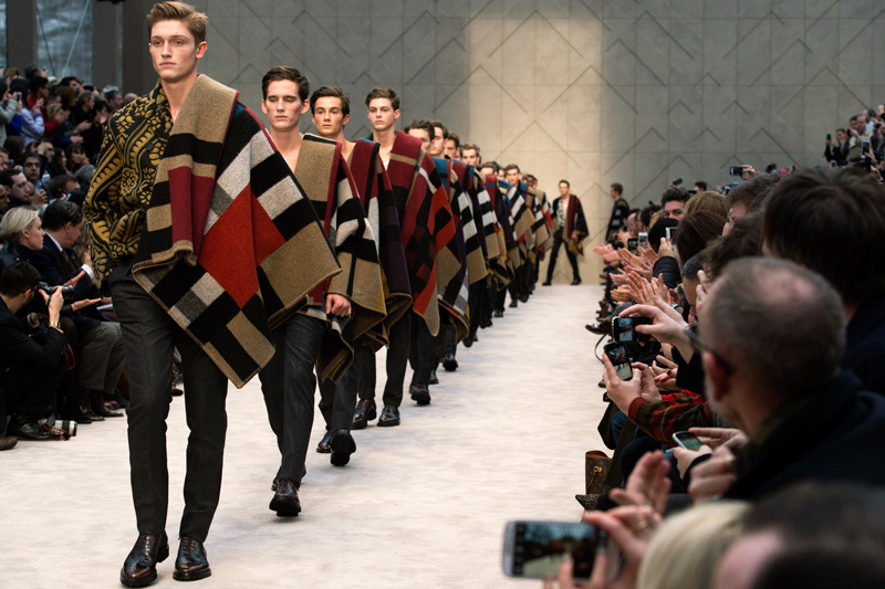 http://www.houyhnhnm.jp/fashion/news/images/Burberry-Prorsum-Menswear-Autumn_Winter-2014-Show-Final_001.jpg