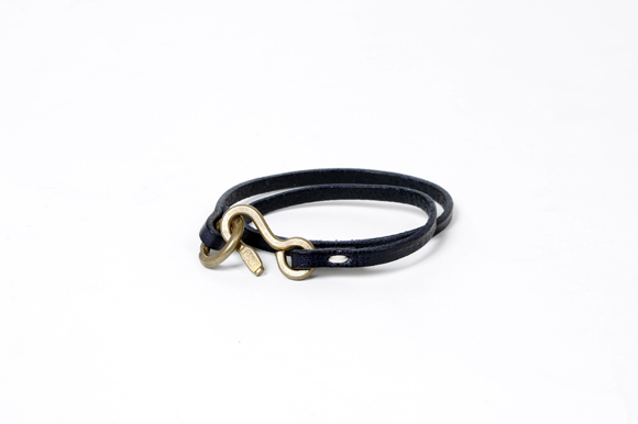 http://www.houyhnhnm.jp/fashion/news/images/Pull%20Up%20Leather%20Brass%20Hook%20Bracelet.jpg