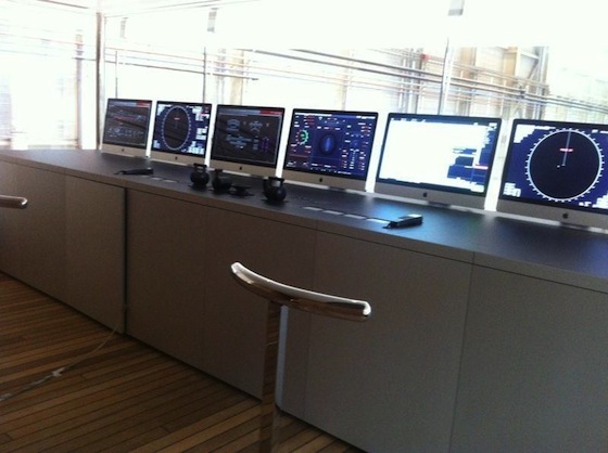 http://www.houyhnhnm.jp/lifestyle/news/images/Steve_jobs_yacht_wheelhouse.jpeg