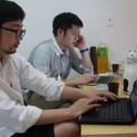 スニーカーな２人も。