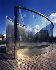 483px-pavillon_dan-graham.jpg
