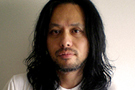 WATARU KOMACHIARTISTデニス.ホッパーとの出会いが切っ掛けでARTの世界へ。以降　PARIS（クリストフ.ルメール）とのコラボレーション,PARIS(Colette)での展示.（BECK）ヨーロッパツアーT-SHIRTSデザイン、（松屋銀座）とのコラボレーション等高感度な場所にて作品を発表。近年には（アルフレッド.ダンヒル）とのアートプロジェクトを成功させる。ART/FASHION/PRODUCTとクロスオーバーなスタイルの活動で世界を広げている。www.watarukomachi.com