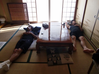 疲れて