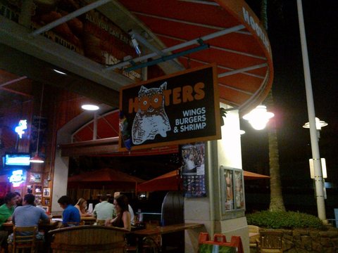 Hooters_honolulu.jpg