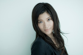 篠原涼子が表現する、凛とした女性像とは。