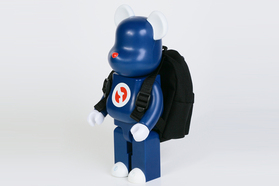 コラボ相手に注目!? リュックを背負ったBE@RBRICKが登場。