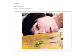 真木よう子の意外な一面を捉えた、写真家 笠井爾示のエキシビション。