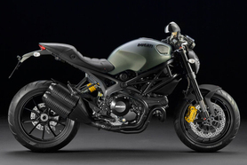 ディーゼル×ドゥカティ。バイクも出ちゃいます。