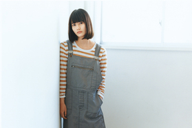 MHL.が橋本愛をフィーチャーしたタブロイドを配布中。