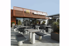 マクドナルドがAlias Designと組んで屋外チェアやテーブルを一新...