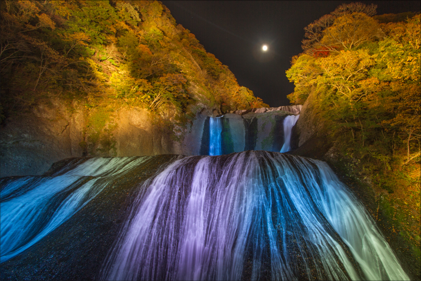 日本三大名瀑のひとつ、袋田の滝が七色にライトアップ。光と音楽が織りなすアートフェス「大子来人 - ダイゴライト」が開催中。