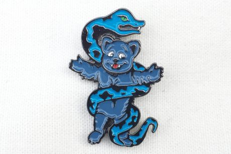 持っていばれて、贈って喜ばれるT19のピンバッジが発売されるよ。