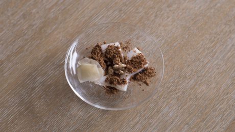 Why don't you try some cool Kuzumochi? Cool off at COBI COFFEE in Aoyama.