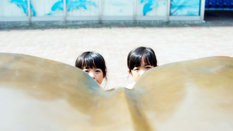 Gentle eyes gazing at Futago. A photo exhibition "Fu" was held.