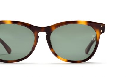 フレッドペリー初のサングラス。オリバー・ゴールドスミスを相棒に、デザインの振り幅の大きい2タイプをリリース。