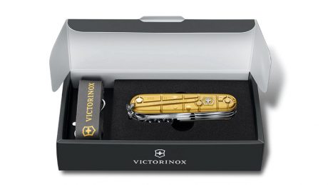 なが〜く使えるマルチツールには特別感を！ 遊び心のきいた、オリンピックイヤーにちなんだゴールド仕様が限定発売。