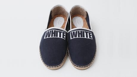 定番アイテムがゆえに、大胆なデザインを楽しみたい。UGG×White Mountaineeringの初コラボはエスパドリーユモデル。