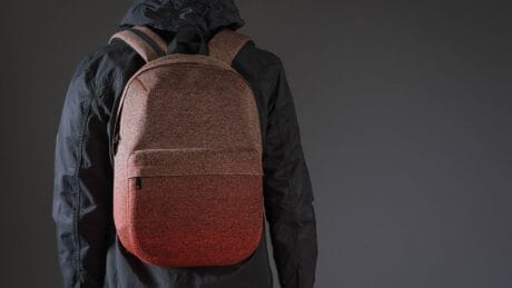 伸縮性、軽量、耐久性を求めて、人気のバッグブランドが出した答えは“ニット”。