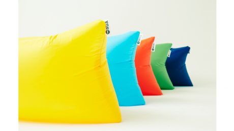 空気を入れて寝転がるだけ。場所もシチュエーションも気にせず眠れる“エアソファ”の登場です。