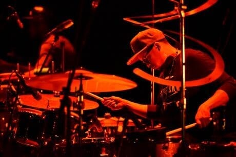 世界最高峰ドラマー率いるバンドのリズム＆サウンドの追求。クリス・デイヴ & the Drumhedzが来日！