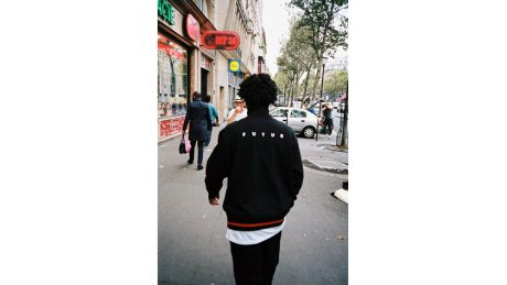 FUTUR×モンキータイムのカプセルコレクションは、巧みな差し色が効いたアイテム揃いです。