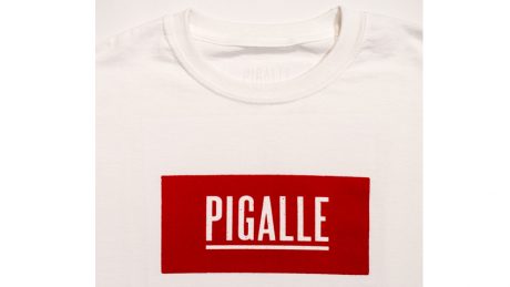 「PIGALLE TOKYO」の1周年を記念して、鮮やかな赤で彩られたボックスロゴTがリリース。
