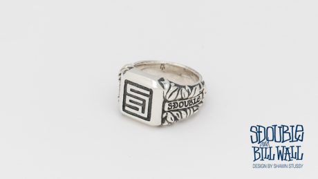 A full-length collegiate ring by Es Double x Bill Wall Leather x Beams.