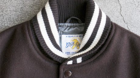 BIN×GBスポーツが放つ、バーガンディーのシブいスタジャン。