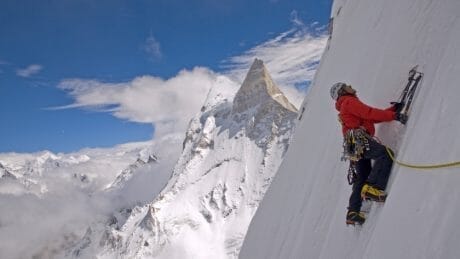 Presenting a preview of the film "MERU"!  The film depicts the strength of human beings who take on challenges through the intense yet beautiful nature.