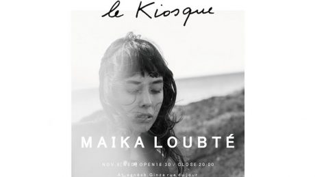 日仏ハーフの女性シンガー、マイカ・ルブテが「アニエスベー キオスク」に登場。