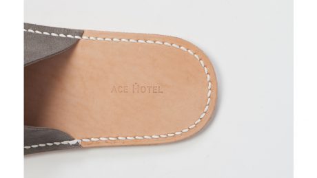 浅草とポートランドの美しい関係。エンダースキーマ×エースホテルのスエードスリッパ。