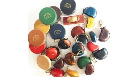 カラフルなレザー小物たちが、キュートな缶に入って登場です。