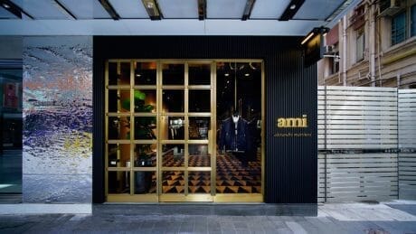フレンチカジュアルの新たな旗手、アミのアジア2店舗目が香港にオープンしました。