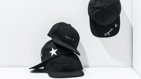 キャップの素材感とロゴのエスプリ具合が絶妙。90年代のカルチャーシーンをにおわせるキャップです。