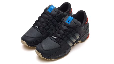 オールブラックでは物足りないあなたに最適な1足がこちらです。