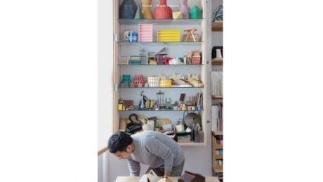 形はシンプル、色味はポップ。藤城成貴氏によるプロダクトの模型と、その写真が並ぶ展示会が開催。