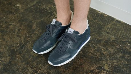 上質なレザーをまとったニュアンス × ノベスタのスニーカーは、ドレスからカジュアルまでカバーする万能な1足です。