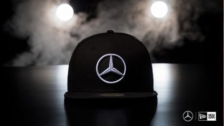 頭上に輝くエンブレム。メルセデス・ベンツ×ニューエラのキャップ。