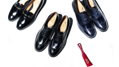 レショップにて展開されるレ ユッカスの別注品。レディースの木型を用いた紳士靴とは？