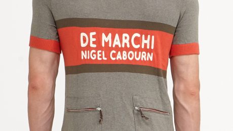 デマルキ × ナイジェル・ケーボンの共作による、本格派サイクリングウェア。