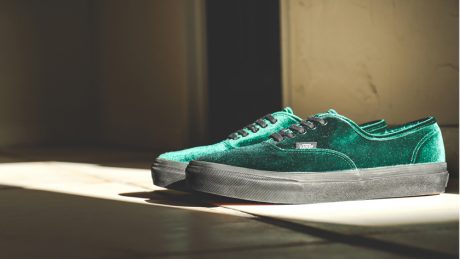 ベルベットを纏ったヴァンズの限定モデル「オーセンティック」が登場。