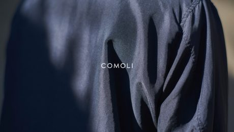 COMOLI's 2017SS collection. Clothes that beautifully flutter in the building winds of Tokyo.