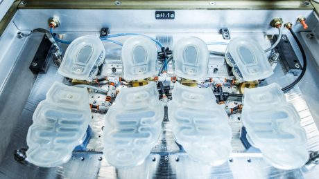 ナイキのエアユニットの製造工程を覗いてみましょう。