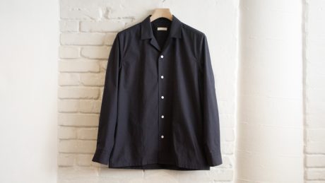 天然染料の美しい色合いと、ミニマムな佇まい。1LDKのniuhans別注シャツ。