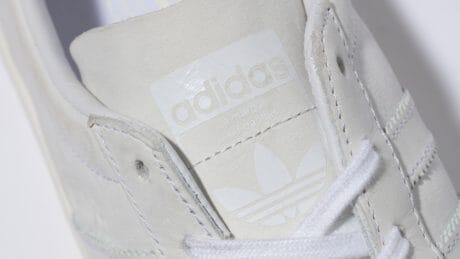 色彩のバランスを整える、UAが手がけた“オールホワイト”のアディダス キャンパス。