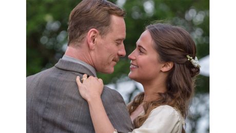 『ブルー・バレンタイン』監督がまたもや夫婦を描いた映画『光をくれた人』が公開スタート。